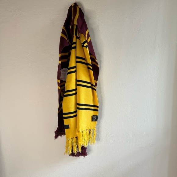 Harry Potter Gryffindor and Huffelpuff Scarves NWT - Picture 1 of 8